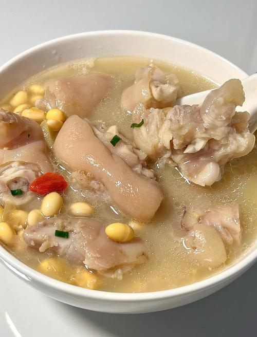 黄豆炖猪脚汤